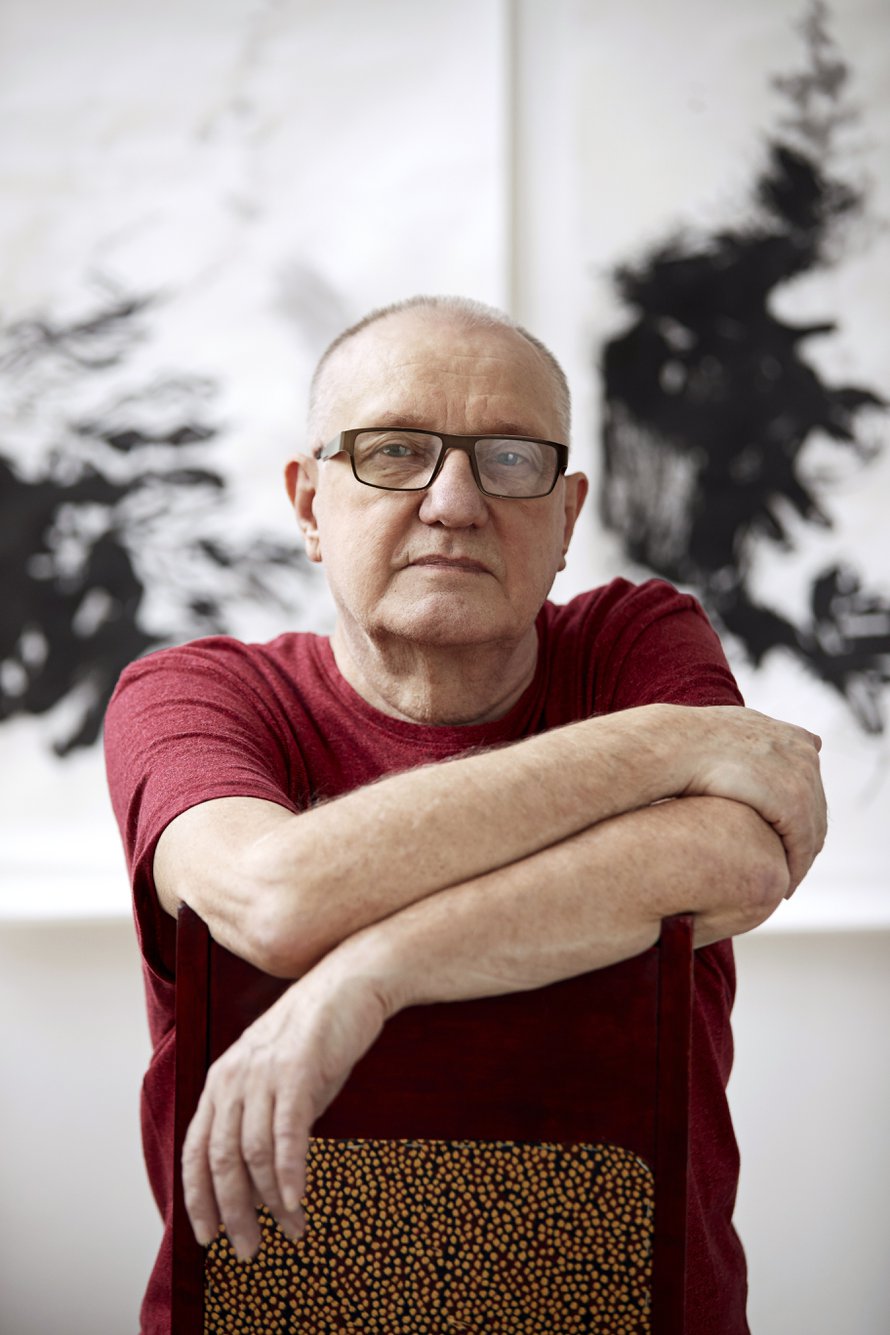 ”Taiteessakin nuoruus tuntuu monien mielestä olevan valttia, mutta ajattelen, että kokenut taiteilija saa yleensä aikaan parempaa jälkeä ja tekee parempia teoksia kuin nuori”, Eero Markuksela sanoo. Hän kirjoittaa myös kirjoja.