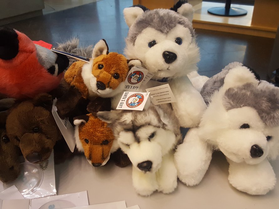 Lahjoituspöytä täyttyi ihanista joululahjoista, joita Hope ry välittää vähävaraisille ja kriisejä kokeneille lapsiperheille. Lämmin kiitos kaikille lahjoittajille!