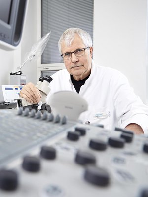 Nuorena lääkärinä Pekka Venesmaa toivoi vapaita eläkepäiviä. Nyt hän toivoo hyviä työvuosia.