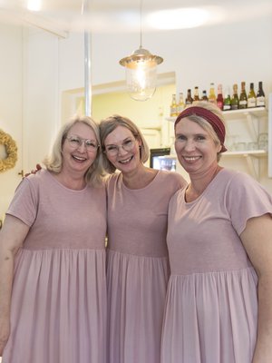 Kaikki siskokset tekevät kahvilassa kaikkea, mutta jokaisella on myös oma vahva alansa. Maija on taitava käsitöissä ja somistamisessa, Paula on myynnin ammattilainen ja Ulla leipoo.