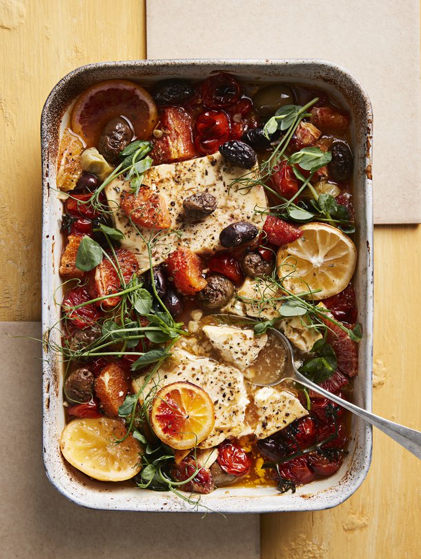 Tavallisia appelsiineja maukkaammat veriappelsiinit sopivat hyvin uuniin fetan kaveriksi. Veriappelsiinien sesonki alkaa vuodenvaihteessa.