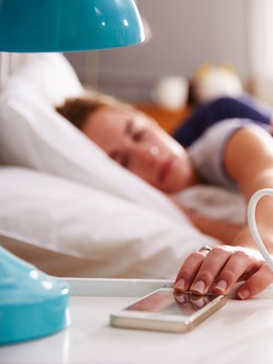 Sängyn viereen ei ole viisasta jättää yöksi mitään laitetta latautumaan: jos laite syttyy, on saman tien itse tulipalon keskellä.