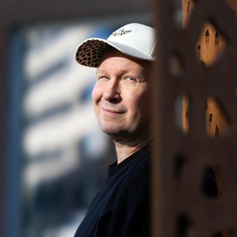 Niko Saarelalla uusin teatteriesitys meni muun ohi, oli kaikkein tärkein. ”Taiteesta ei voi tinkiä, mutta henkilökohtaisesta elämästä voi. Perhettä kohtaan se on tietenkin väärin.”