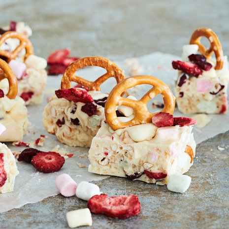 Voit tehdä rocky roadeista herkkukoreja kiinnittämällä pretzelit valkosuklaasulalla reunoille.