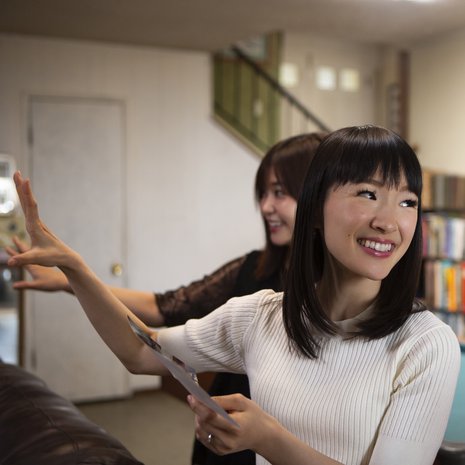 Marie Kondo sanoo rakastavansa sotkua. Taustalla hänen tulkkinsa Marie Iida. 