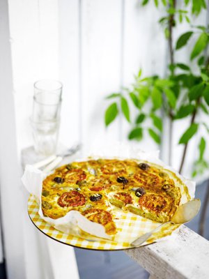  Halpa ja ruokaisa piirakka syntyy perunoista, sipulista, tomaateista ja anjoviksista.