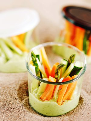 Dippipurkin pohjalla on hernekastiketta. Pilko lisäksi mukaan suosikkivihanneksiasi!