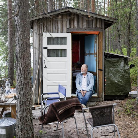 Kuuden neliön mökki Pielisen rannalla lapsuuden mailla on Markku Pölöselle, 63, rakkain paikka maailmassa, mutta sekään ei ole oma. Sinne Markku lähtee, kun työt ja ajatukset kaatuvat päälle. ”Tunti siellä, ja olen ihan kunnossa taas.”