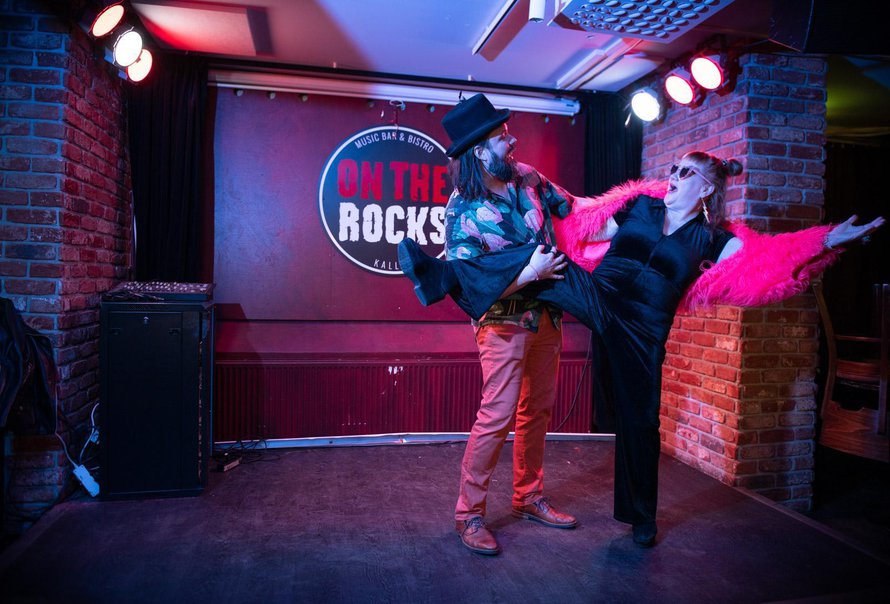 "Minna on niin spontaani ja innostuvainen, että innostaa minutkin mukaan hölmöilyihinsä. Se tekee minulle hyvää", Sauli sanoo. Pari tapasi ensimmäisen kerran On the Rocks -baarissa.