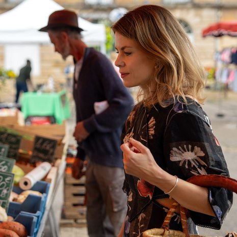 ”Nuorena ajattelin, että olisi hienoa olla Pariisin-kirjeenvaihtaja. Siskoni kuoleman jälkeen saavutukset ja meriitit eivät enää kauheasti kiinnosta. Hyvä arki on tärkeämpää”, Annastiina Heikkilä sanoo. 