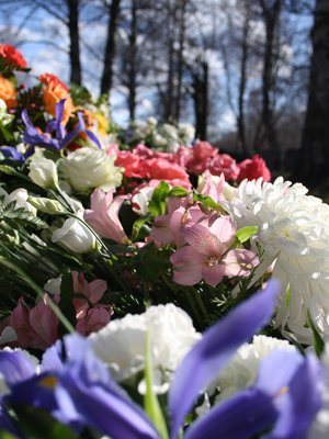 Vie kukkia hänelle, joka vielä elää.