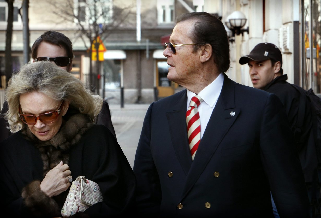 Roger Moore vieraili Suomessa kolmesti. Kuvassa näyttelijä on matkalla helsinkiläiseen ravintolaan vuonna 2009.