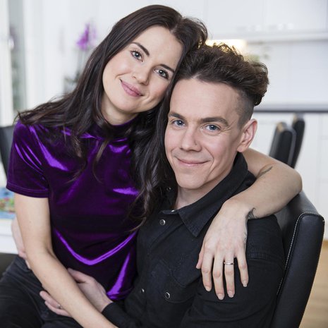 Kaksi vuotta sitten Matti kosi Eveliinaa Ruotsin-laivalla. ”Ajattelin, että polvistuisin takahuoneessa eli siellä, missä kaikki sai alkunsa, mutta en saanut Eveliinaa sinne millään. Tein sen sitten hytin lattialla.”