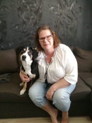 Johannan koira on kulkenut pojan matkassa jo kolme ja puoli vuotta. ”Jos ero on hirveän riitaisa, en usko, että tällainen lemmikin yhteishuoltajuus toimii”, Johanna sanoo.