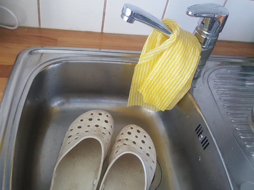 Tästäkö tiskiharjalla? Sekin käy, mutta älä harjaa liian lujaa.