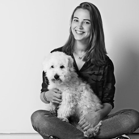 Serafina Eljaala käy lukiota ja asuu kahden koiransa kanssa palvelutalo Rudolfissa Helsingissä.