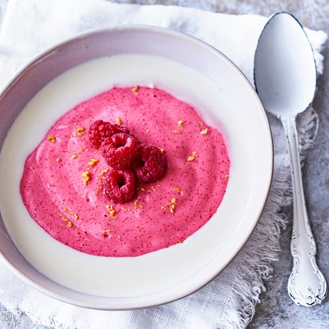 Vispipuuro on sametinpehmeää, terveellistä ja edullista. Sen voi tehdä niin puolukoista kuin vadelmista.