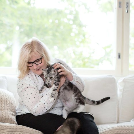 24-vuotias Saara asuu kihlattunsa Samulin, 24, sekä kissojensa Akun, Avan ja Viirun kanssa Kotkassa. Hän tekee vapaaehtoistyötä Ensi- ja turvakotien liiton doulana eli synnytystukihenkilönä.