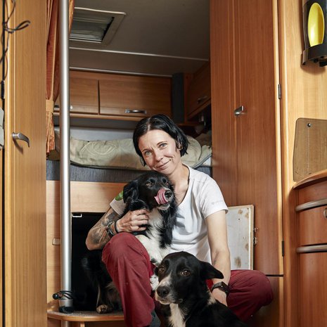 Koska asunto-autoon ei mahdu huonekaluja, Tanja lahjoitti  pois suuren osan omaisuudestaan. ”Vain tärkeimmät mahtuivat  mukaan.”