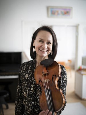 Rékan viulu on ranskalainen Vuillaume.  ”Se on läheisin ja tärkein työparini. Soittaessani muistan myös sen ajan, jolloin pelkäsin, että en soita enää ikinä.”