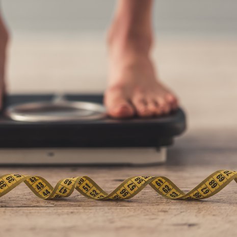 Painoon vaikuttavat elämäntavan muutokset, mutta myös iän myötä muuttuvalla hormonitasapainolla on merkitystä.