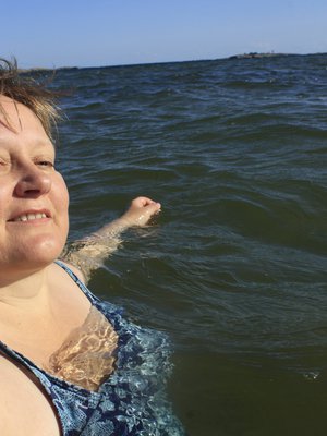 Katri kesäfiiliksissä, Itämereen pulahtaneena merenneitona.