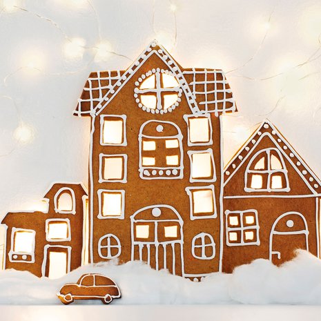 Kiinnitä valosarja seinälle tauluhyllyn yläpuolelle tai aseta valot hyllylle aivan seinän viereen. Asettele piparitalojen julkisivut hyllylle niin, että ikkunoista tuikkii valo. Viimeistele asetelma pumpulilla, parkkeeratulla autolla tai vaikka kotiin palaavalla talonväellä.