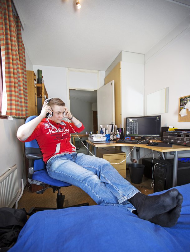Tatu Jauhiainen, 22, muutti Helsinkiin opiskelija-asuntoon Oulusta. Luurit päässä musiikki ei häiritse kämppistä. "Sanon huonetta sekä kämpäksi että kodiksi. Kämppä on oululaiselle uusi termi."