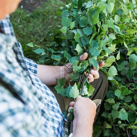 ”Isäni tiesi, että rakastan saunomista. Varmaan siksi hän halusi opettaa minua tekemään vastan.”