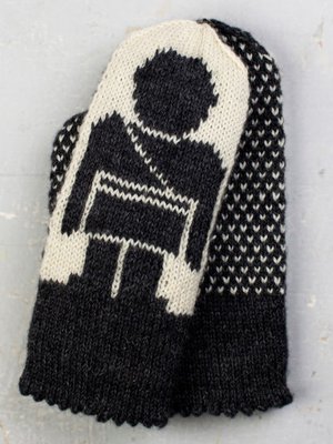 Oulun lapaset. Asun Oulussa. Talvella täällä on kylmää ja usein tuulista. Olen aktiivinen talvipyöräilijä ja olen jo vuosia sitten kehittänyt tällaisen tuplatumppu-lapasen. Näihin lapasiin suunnittelin tyylitellyn ”Toripoliisin”, josta meidän Oululaiset muistetaan maailmallakin. Käyväthän monet turistit kuvauttamassa itseään Toripoliisipatsaan luona joka vuosi. Patsaasta on tehty myös matkamuistokokoinen pienoismalli.