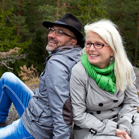 Sosiaalikasvattaja Kirsi Roininen, 52, ja puuteknikko Paavo Roininen, 50, asuvat Espoossa. He ovat olleet naimisissa 32 vuotta. Perheeseen kuuluu nyt viisi sijoitettua lasta tai lahjalasta, kuten pariskunta heitä kutsuu.