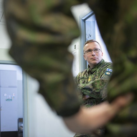 ”Hirveän paljon minun työni on sitä, että minuun otetaan yhteyttä ja minun kanssani halutaan puhua”, sotilaspastori Paavo Ranta kertoo.