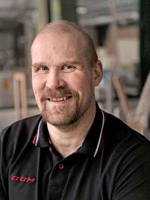 Sami Helenius on rautanyrkkinä tunnettu jääkiekkoilija, joka pelasi yhdeksän kautta NHL:ssä puolustajana. Nyt Sami on 44-vuotias järvenpääläinen uusperheen isä, joka opettaa teknistä työtä yläasteella ja valmentaa Järvenpään Haukkojen edustusjoukkuetta. Arki-iltaisin treenien jälkeen perhe katsoo kasassa sohvalla C.S.I. Miami -tv-sarjaa.