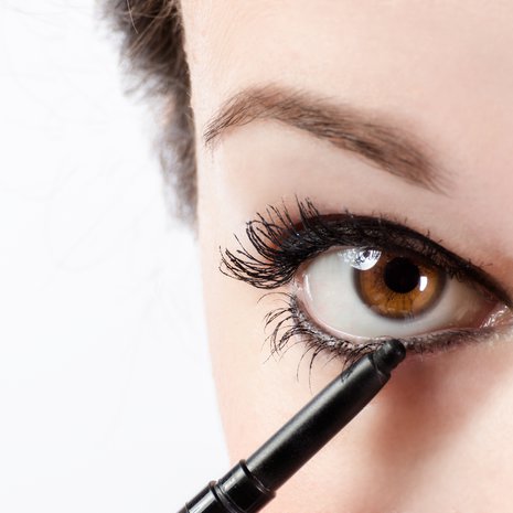 Silmien rajaaminen on helpoin tapa myös juhlistaa meikki. Vältä teräviä, kapeita viivoja.