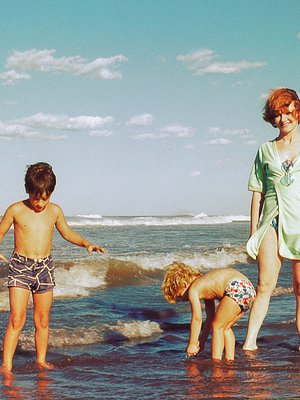 Voi niitä lapsuuden kesiä, kun lomalle lentäminen oli eleganttia ja aurinkorasvoista ei tarvinut huolehtia. Vaan ei enää!