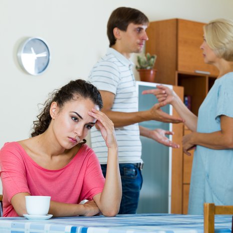 Dominoiva anoppi saattaa joskus olla parisuhteen kolmas pyörä.