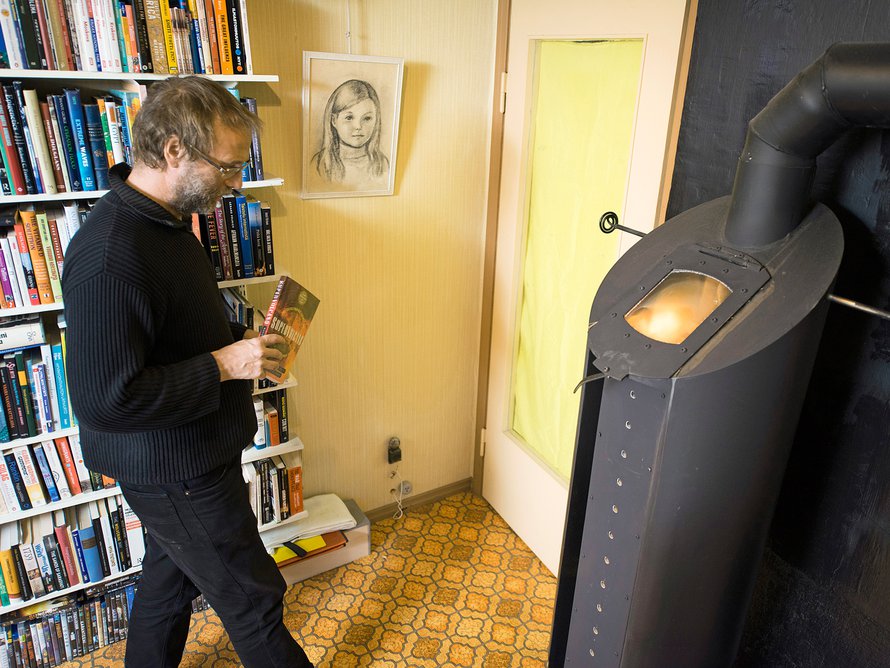 Riston ja Jaanan koti lämpiää kahdella kotimaisella, vähäpäästöisellä pellettikamiinalla. Viime talvena, joka oli leuto, lämmitys maksoi 320 euroa.