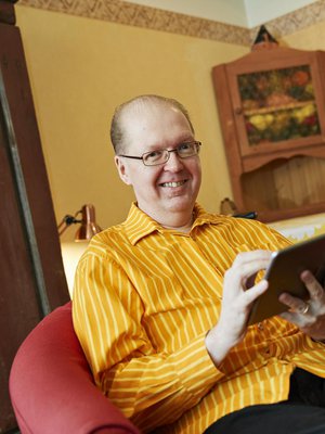 Petri Riikonen, 55, on tiedetoimittaja ja entinen kilpatanssija. ”Olisin jäänyt paljosta paitsi, jos en olisi kokeillut virtuaalimatkailua”, hän sanoo.