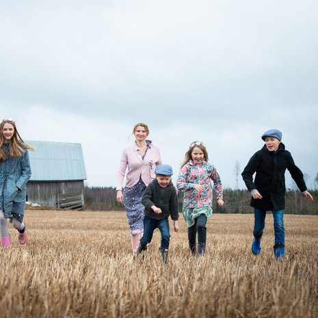 Näkymä kodin takapihalta on Paulalle maailman rakkain maisema. Nelli, Niilo, Nilla ja Nooa ovat muistikuviensa mukaan leikkineet pellolla ”aina”.