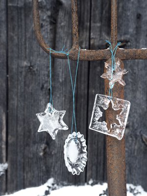 Piparkakkumuotit ja pienet leivontavuoat ovat käteviä pienten jääkoristeiden teossa.