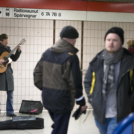 Henry Vistbacka, 32, soittaa usein Sörnäisten metroasemalla.
