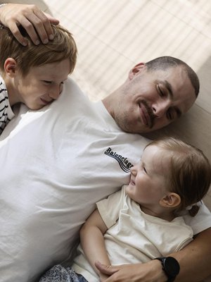 Elma, 3, toipui pikkuaivojen syövästä. "Takaraivoon jäi ajatus, että mitä vain voi tapahtua", Elman (oik.) isä Duarte Tammilehto sanoo. Toisessa kainalossa isoveli Noah, 7.