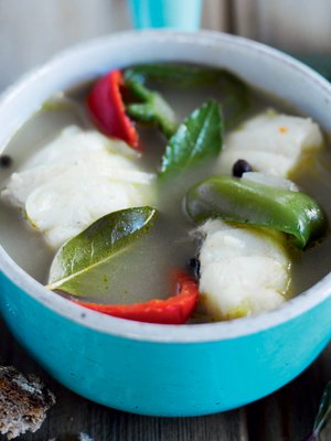 Vaalealihaisen kalan liemeen sopivat valkoviini ja sitruuna sekä ripaus cayennenpippuria.