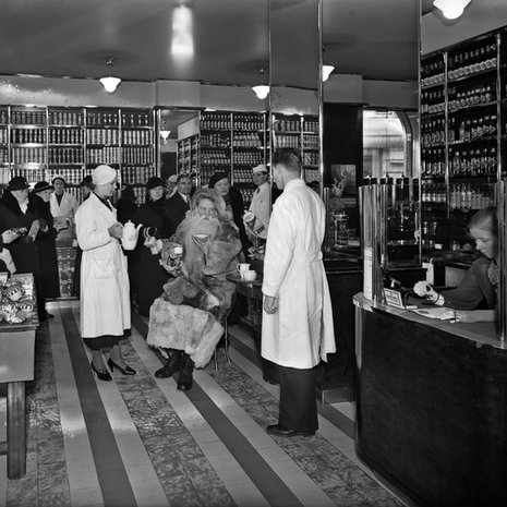 Helsingin kaupunmuseon kuva-arkiston ensimmäinen joulupukkikuva on vuodelta 1934. Kuvassa joulupukki vierailee siirtomaatavaraliikkeessä.