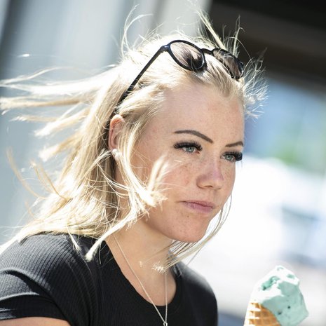 Kun naisten jääkiekkomaajoukkue sai keväällä hopeamitalit kaulaan, Ronja Savolainen oli yhtä aikaa ylpeä ja surullinen. Kulta oli niin lähellä.