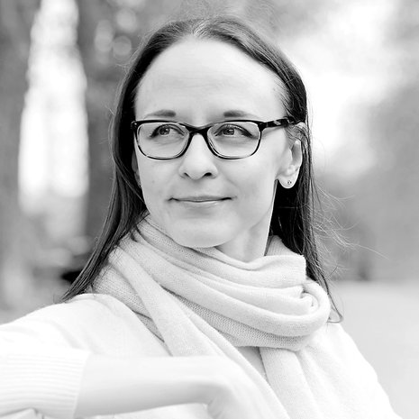 Henrietta Grönlund on 39-vuotias HelsinkiMission kansalaistoiminnan johtaja. Nuorena hän vastusti eläinkokeita. Hänen sisällään asuu pieni punktyttö.