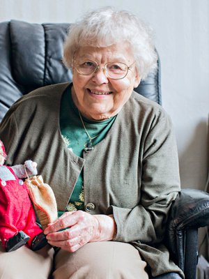 Marjatta Salminen tekee k&auml;sit&ouml;it&auml; ajankuluksi ja muiden iloksi.