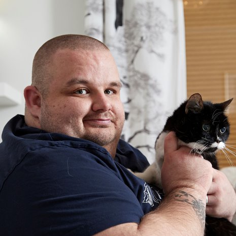Marko asuu Vantaalla kihlattunsa Tiinan sekä Kerttu ja Niilo -kissojen kanssa ja työskentelee kehitysvammaisten lasten ryhmäkodissa.