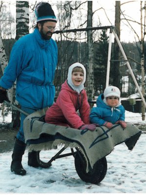 Kuvassa Nelli Vuoristo isosiskonsa Jennin ja Vesa-isän kanssa Jyväskylän Palokassa 1980-luvun lopulla. Nelli kertoo: "Kun olin neljän, lakkasimme mökillä isosiskoni kanssa kynsiämme. Erään kerran isäni heitti vitsillä, että lakatkaapa minunkin varpaankynteni. Kun olin lakannut isän kynnet pinkillä lakalla, isä alkoi hassutella ja lakkasi toisella värillä ukkovarpailleen silmät ja suun."