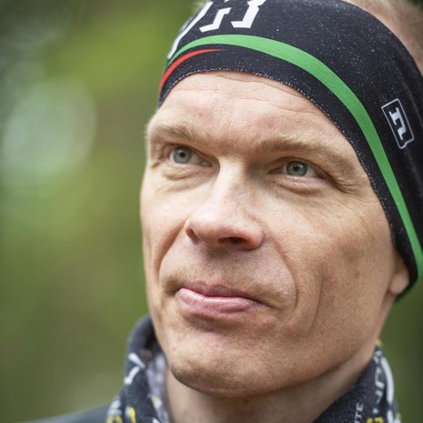 Suunnistaja Pasi Ikosella, 42, on parantumaton aivokasvain. ”Joskus säälin itseäni ja ajattelen, että en ansaitse tätä. Mutta sitten mieleen tulee, että ehkä yritän olla parempi kuin olenkaan. Eihän kukaan ansaitse ikäviä asioita.”